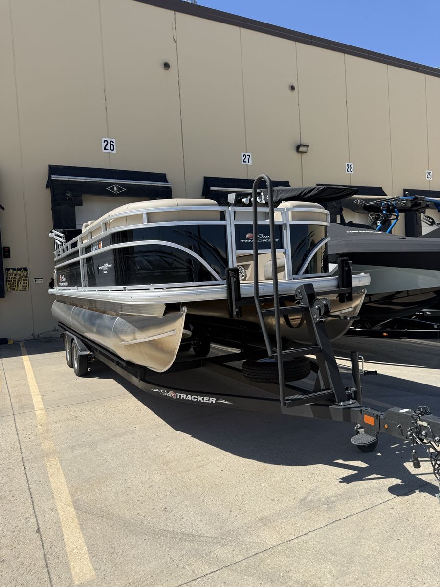 2024 Suntracker SF22 DLX with Mercury 150L 4S