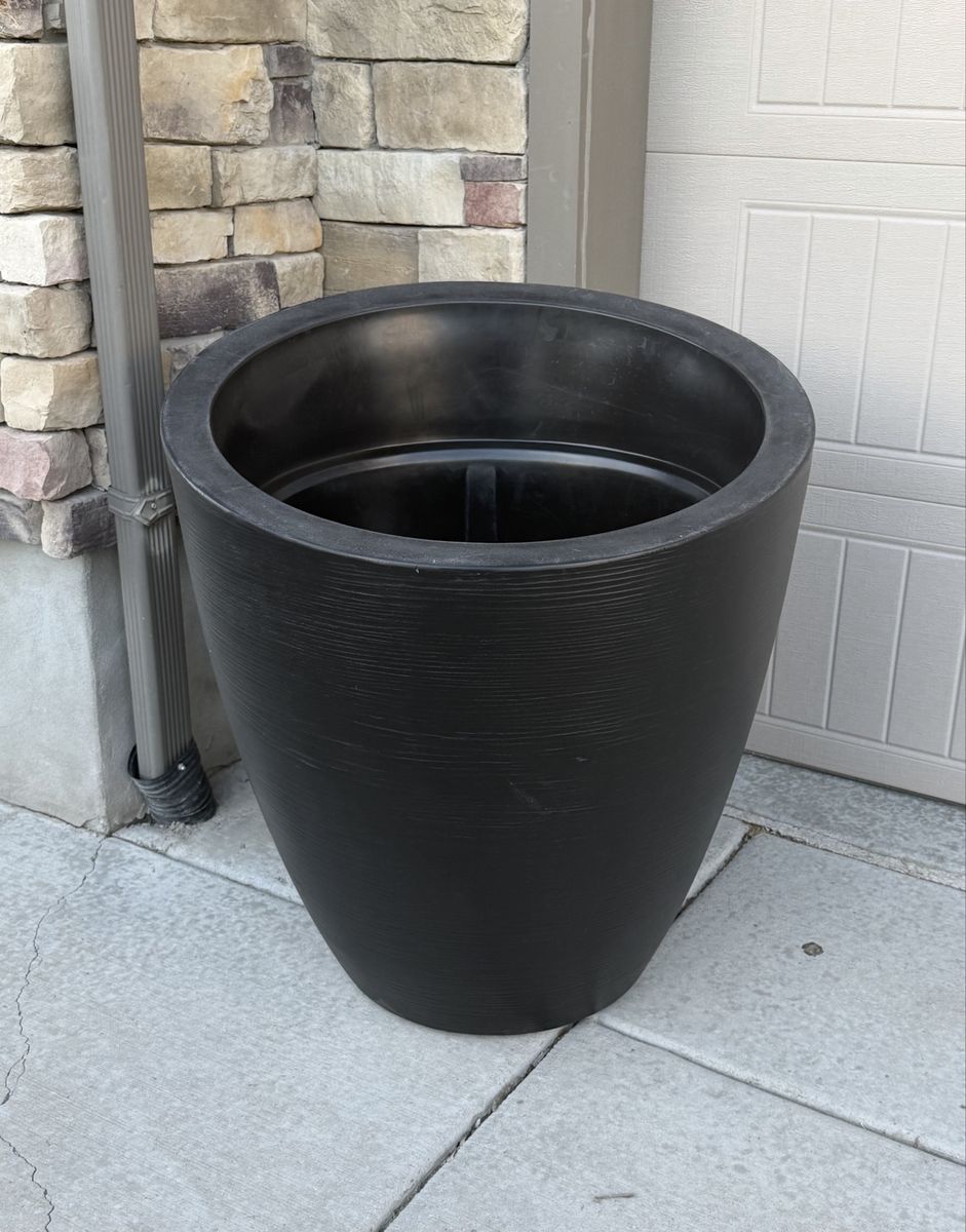 22 gal. Polyethylene Modesto Round Planter