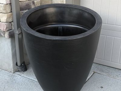 22 gal. Polyethylene Modesto Round Planter