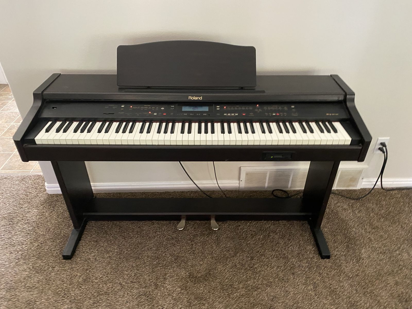 Roland KR 75 piano keyboard