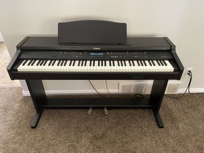 Roland KR 75 piano keyboard