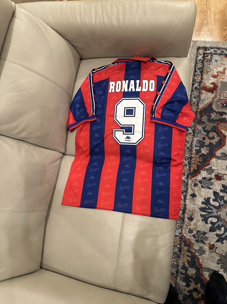 Barcelona retRo Soccer Jersey RONALDO #9 Fits Larg