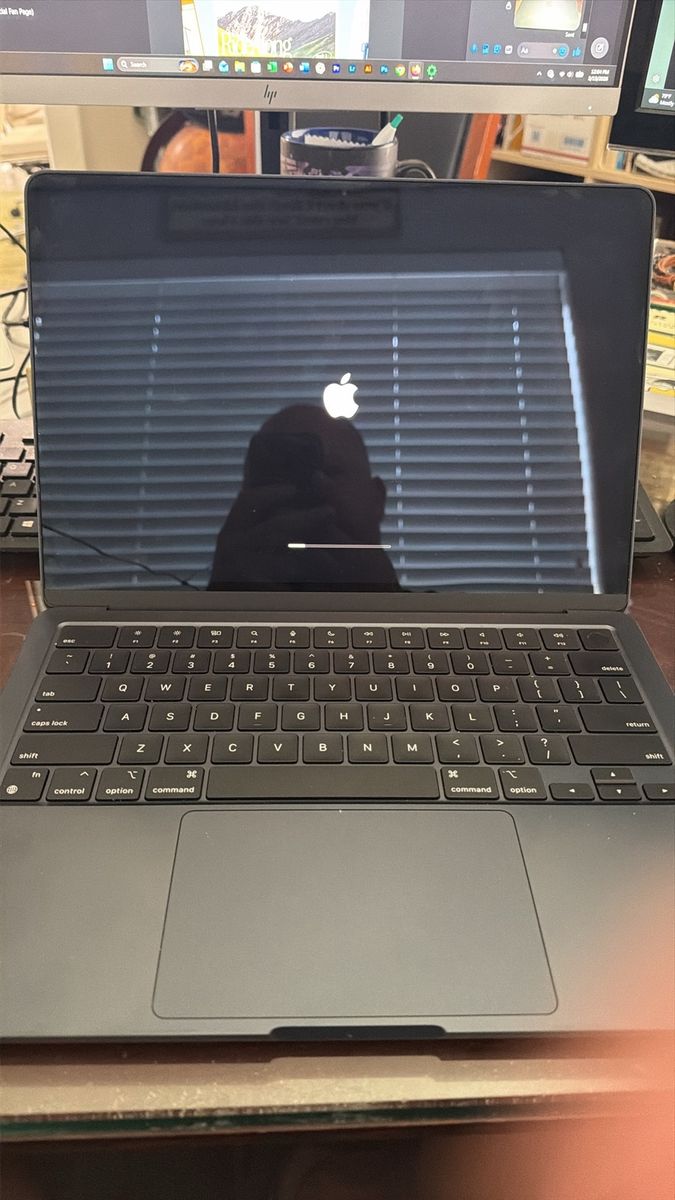 MacBook Air m2  13 inch 2022 8 gigs memory and 256 storage and 36 cycle count 100% battery
