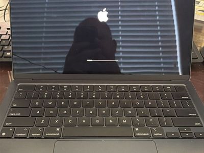 MacBook Air m2 13 inch 2022 8 gigs memory and 256 storage and 36 cycle count 100% battery