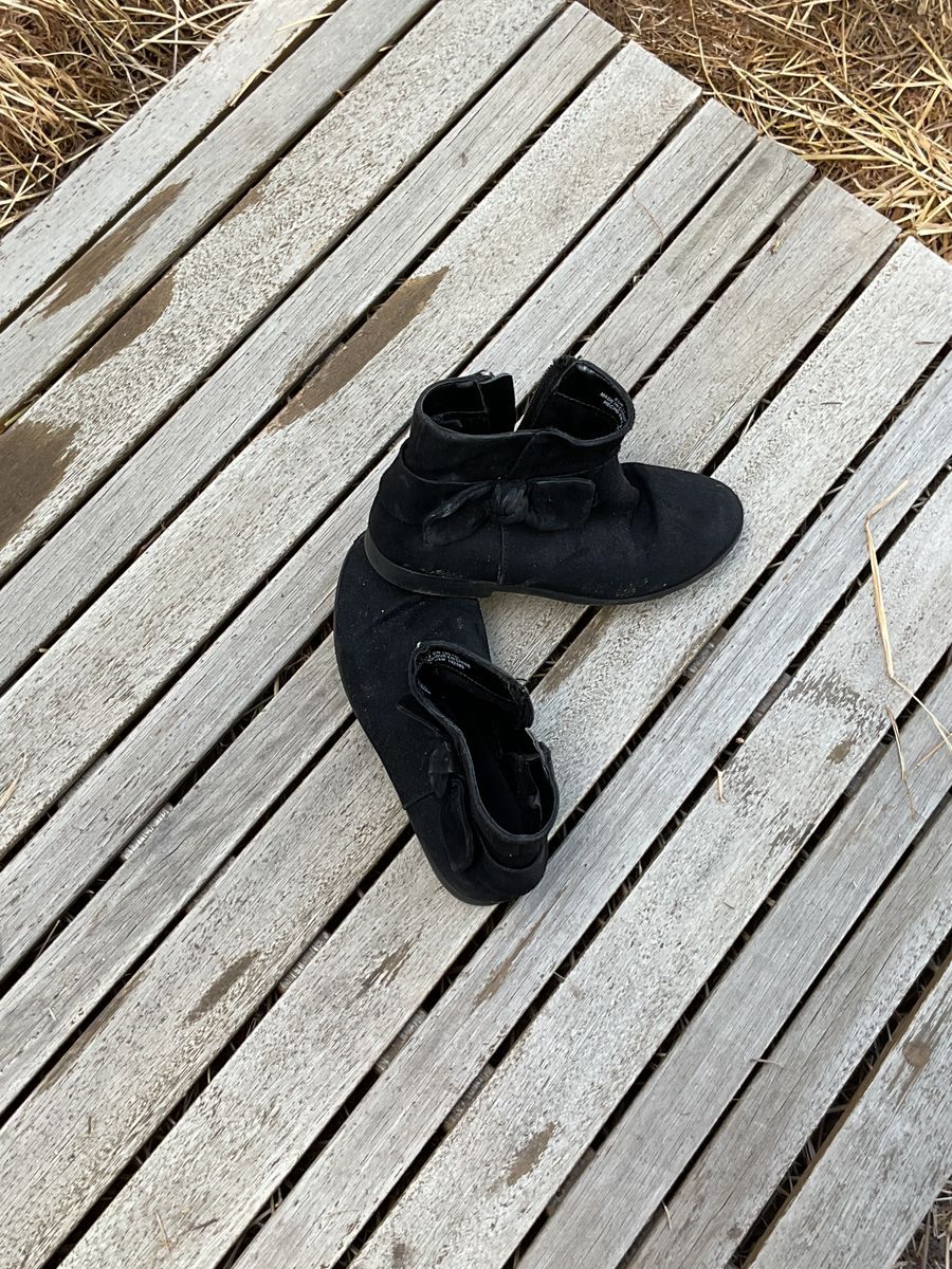 black fashion boots with a little simple bow