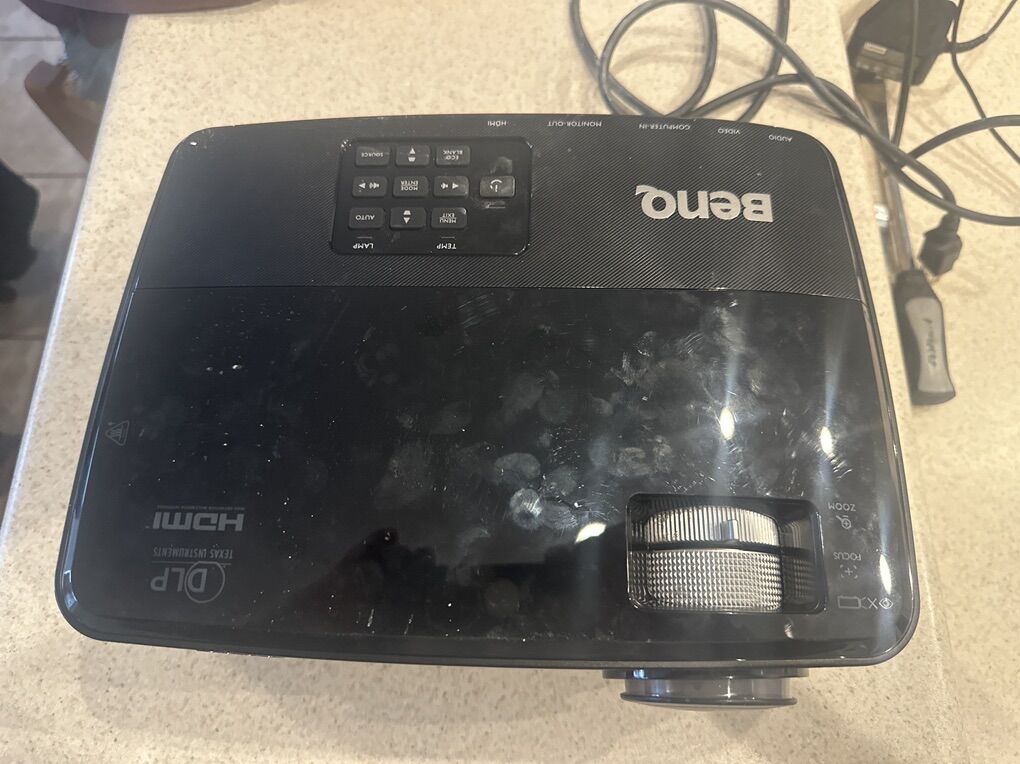 BenQ MX522 DLP projector