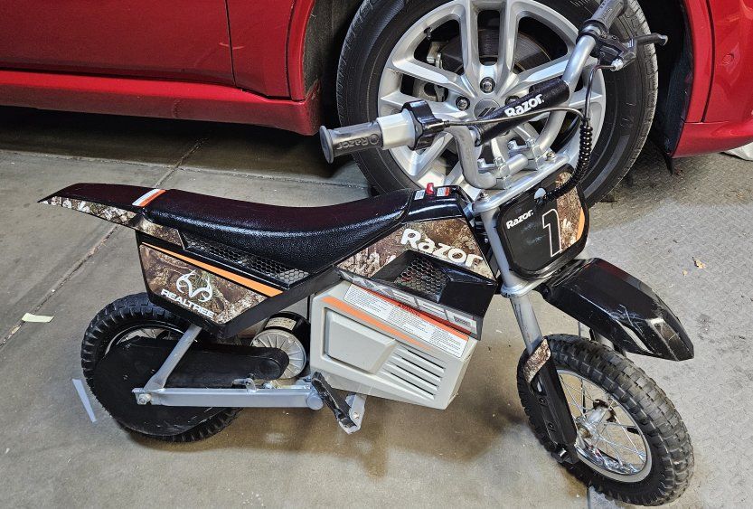 Razor MX350 Dirt Camo new batteries  w/charger.