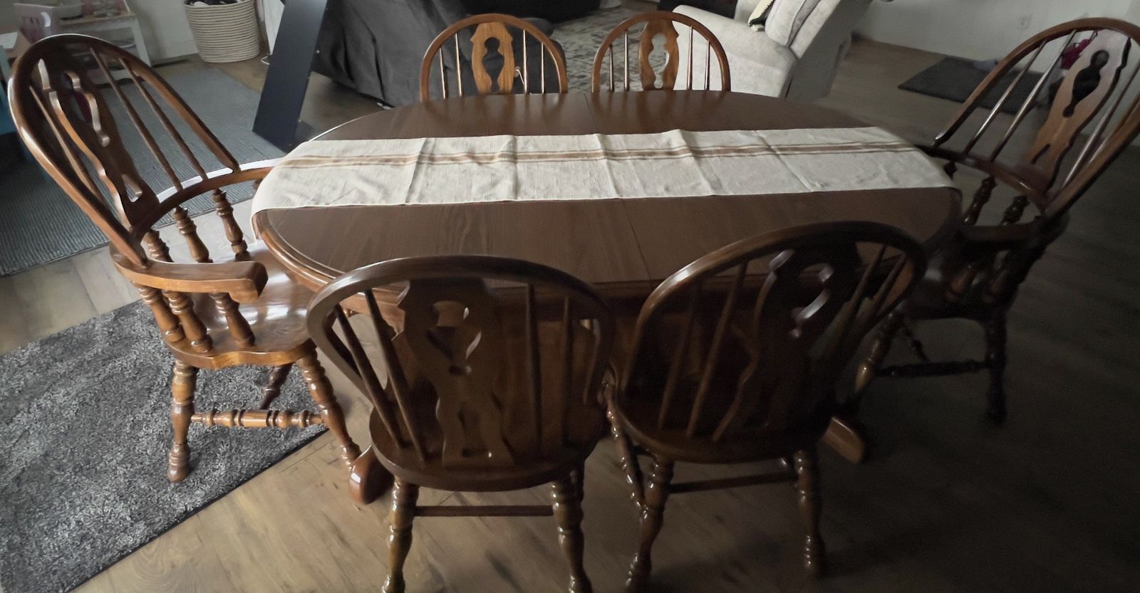 Beautiful Like New DinIng Room Table And 6 Chairs