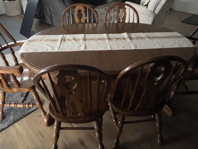 Beautiful Like New DinIng Room Table And 6 Chairs
