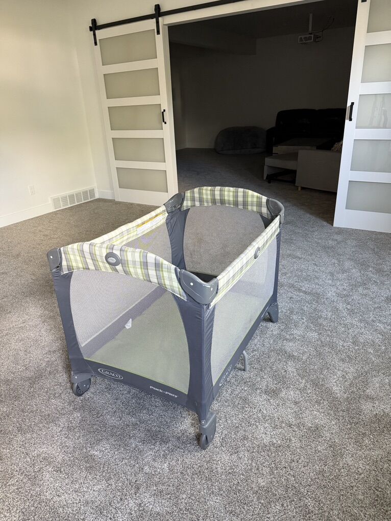 Baby Play Pen- Great Conditon!