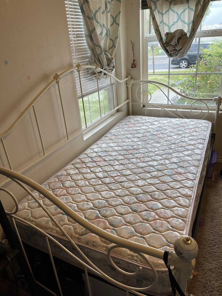 Twin daybed with mattress