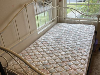 Twin daybed with mattress