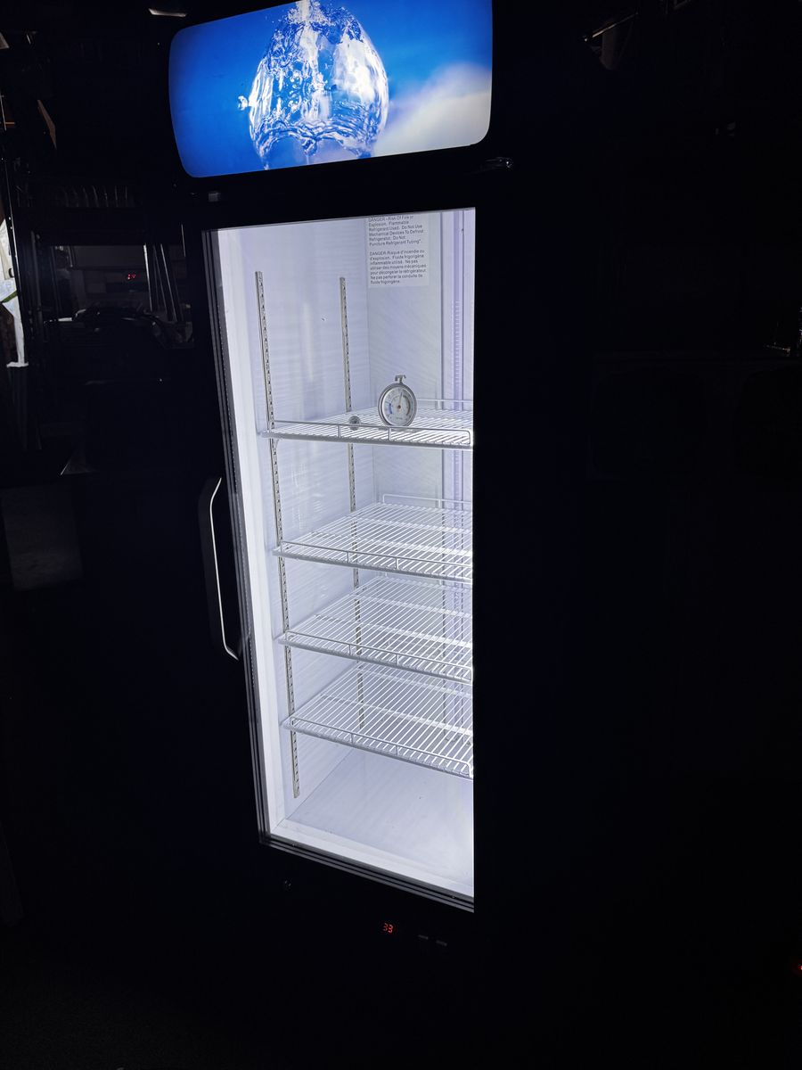 Free-Standing Display Showcase Refrigerator