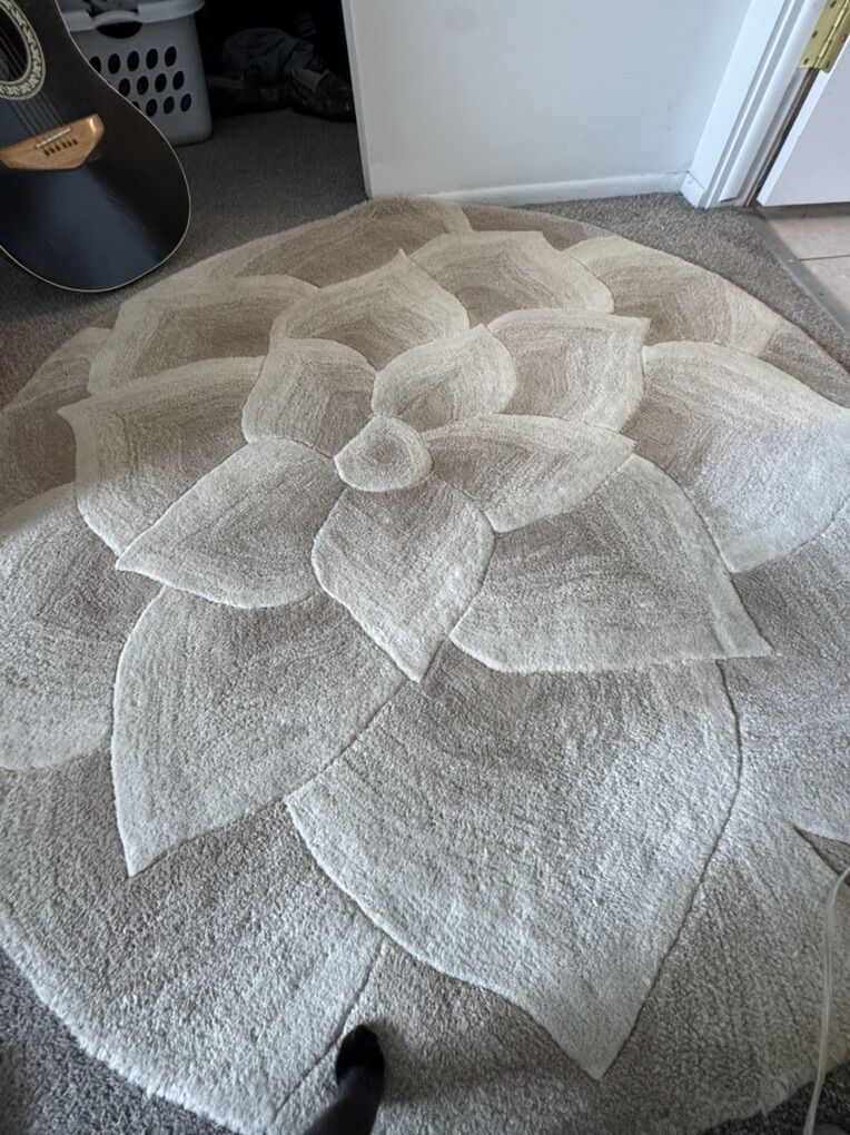 4' Diameter Flower Rug