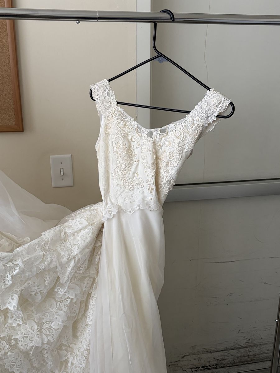 Vintage Ivory Lace Wedding Dress with Button Back Detail