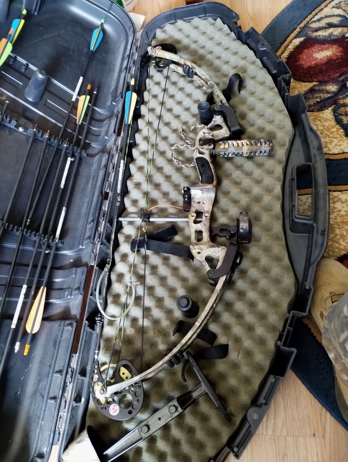 reflex big horn compound and 10 Dimond tip arrows and hard case trades