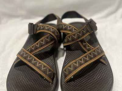 Chaco men’s size 9 brown and orange hiking sandals