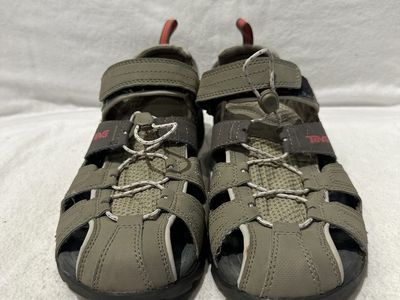 Teva women’s size 9 khaki closed toe, hiking sandals