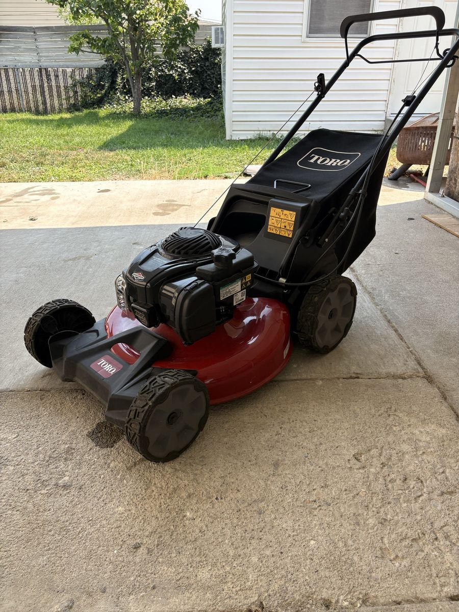 Toro Gas Walk-Behind Lawn Mower with Briggs & Stratton 140cc Engine and Bag