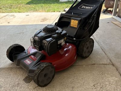 Toro Gas Walk-Behind Lawn Mower with Briggs & Stratton 140cc Engine and Bag
