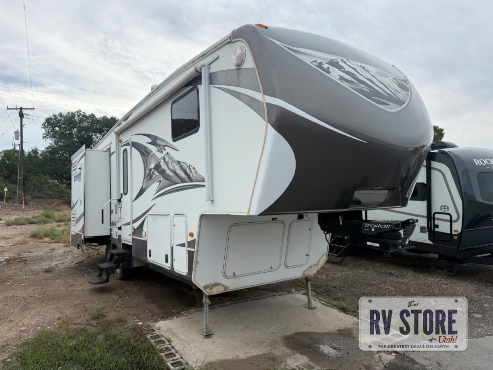 2014 Keystone RV Mountaineer 290RLT Fifth Wheel Front Bedroom|Rear Living Area