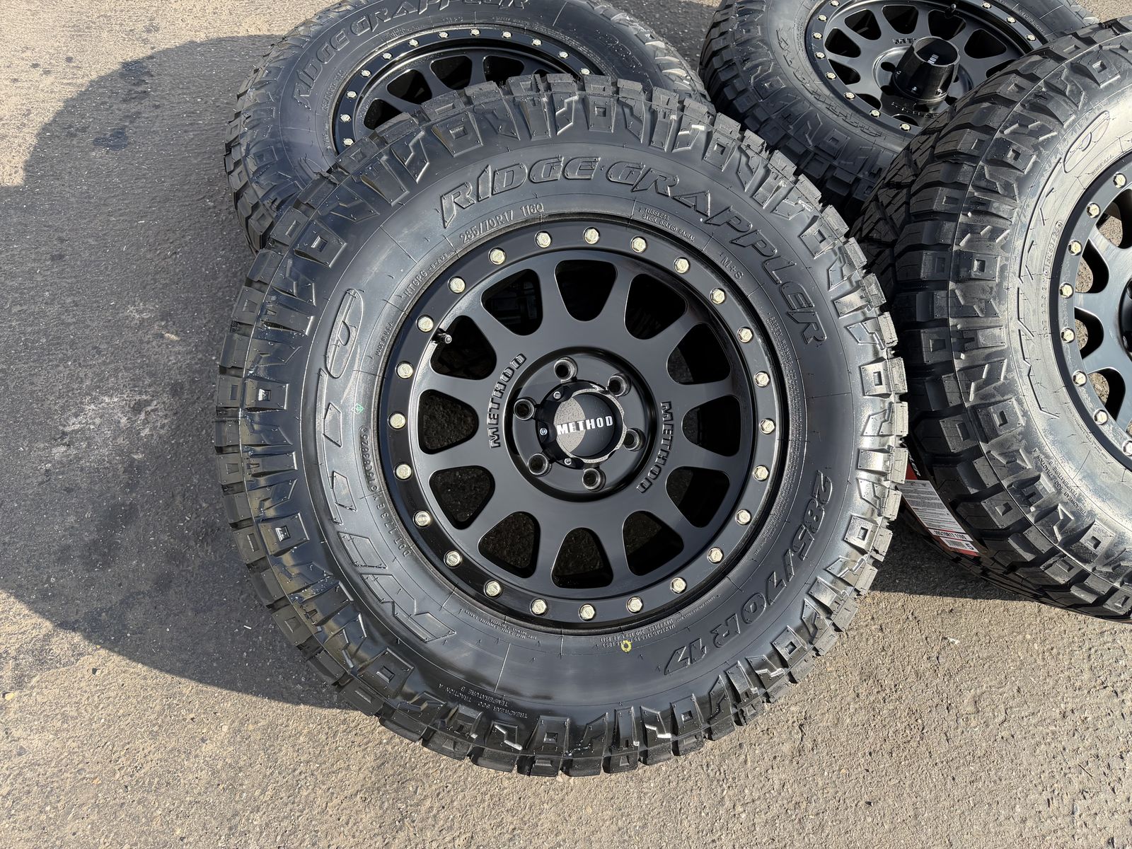 17” Method 6 Lug 6x5.5 | 6x139 33” Nitto 285/70R17