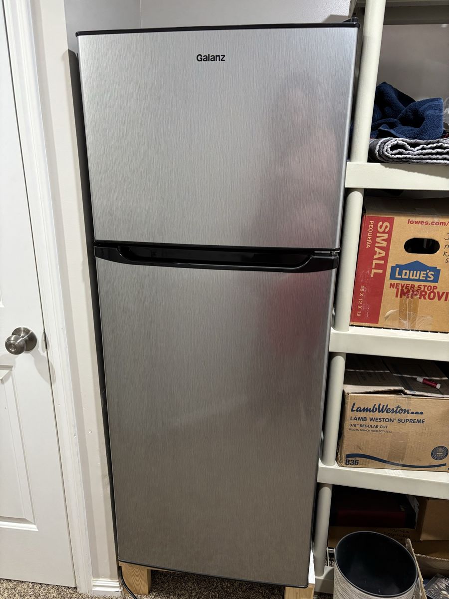 Galanz Apartment size Refrigerator 10 ft³