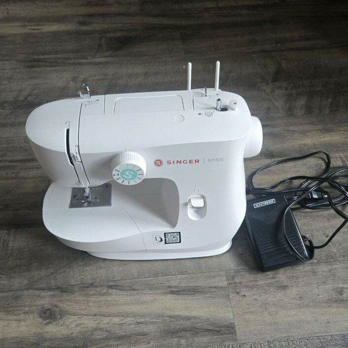 Singer M1500 Sewing Machine Lightweight Portable