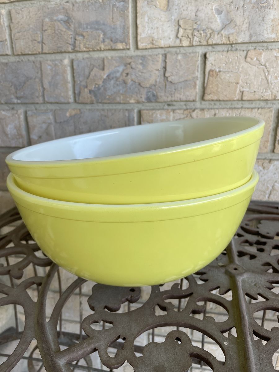 VTG Pyrex Yellow Large Mixing Bowls 4QT #404