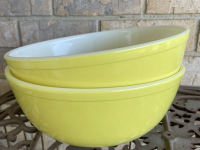 VTG Pyrex Yellow Large Mixing Bowls 4QT #404
