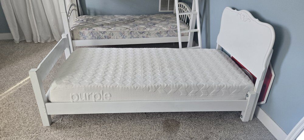 cute vintage bed frame.