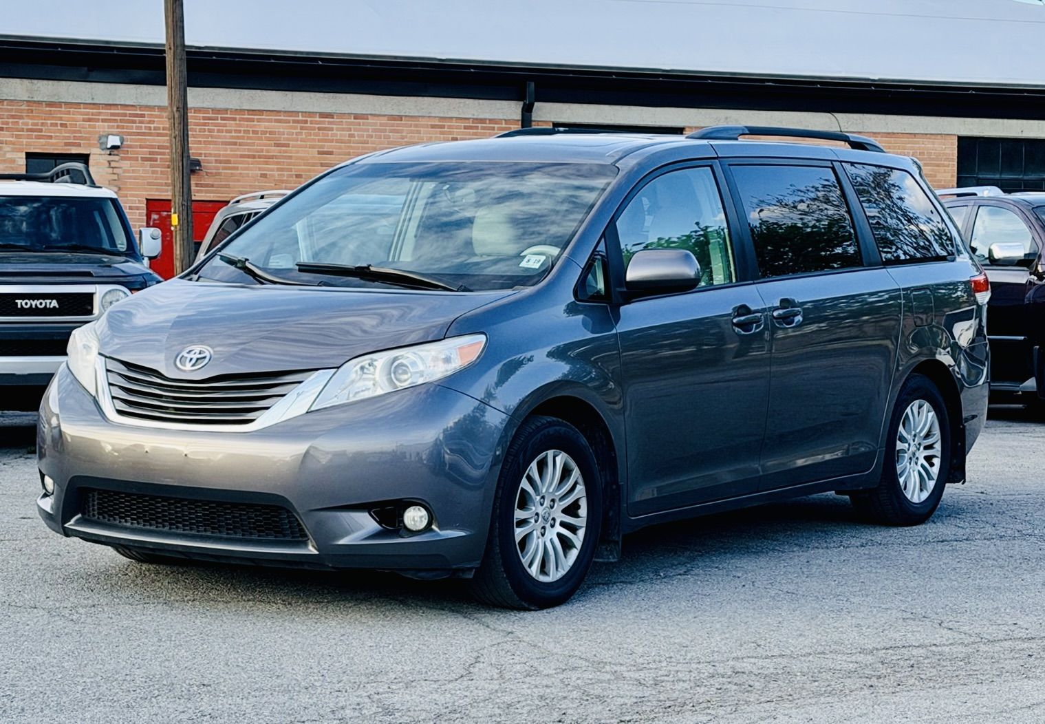 2014 TOYOTA SIENNA XLE 8-Passenger