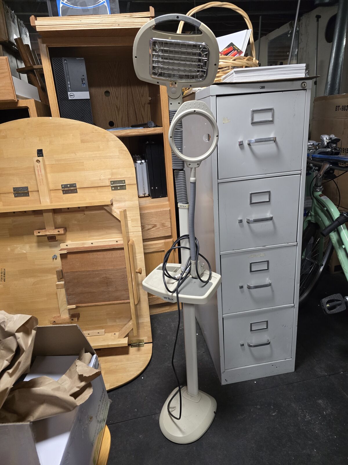 Medical magnifying floor lamp