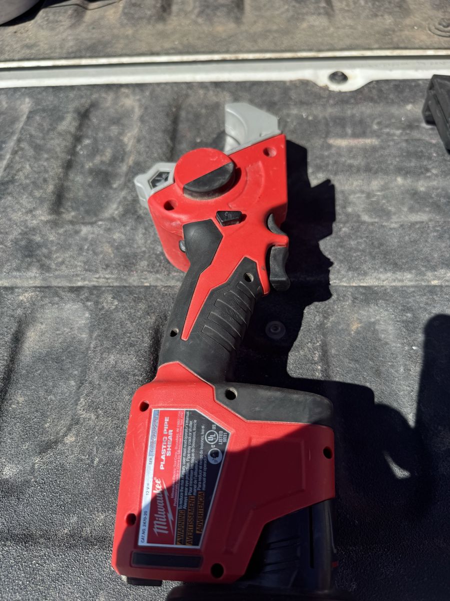 Milwaukee M12 Cordless Plastic Pipe Shear Up To 2 Inch
