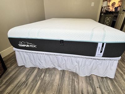 Tempur-Pedic ProAdapt Medium Hybrid Queen Mattress