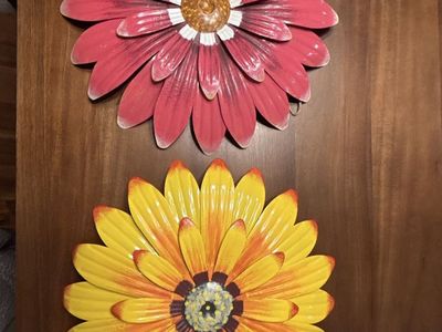 Decorative Metal Flower Wall Art Decor, Pink and Yellow Daisies, 15" x 15"