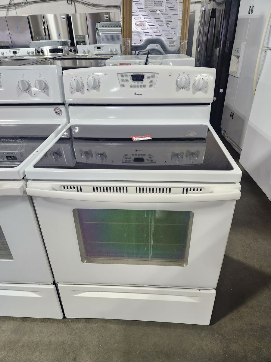 GREAT AMANA WHITE GLASS TOP RANGE! WITH A FULL WARRANTY