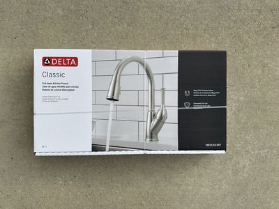 Delta Classic Pull Down Sprayer Kitchen Faucet