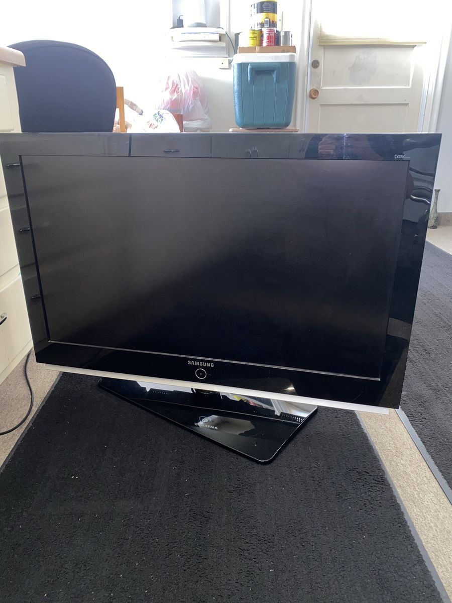 Samsung 40inch Flat Screen TV with stand