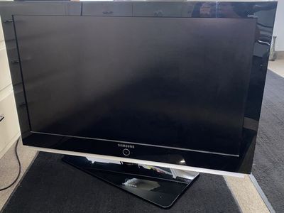 Samsung 40inch Flat Screen TV with stand