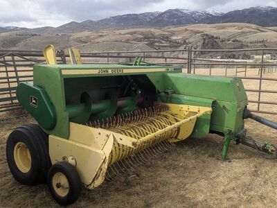 John Deere 348 baler