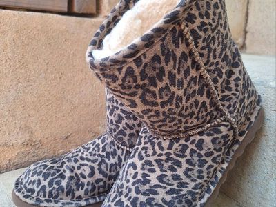 Youth Sz 5 Bearpaw Pull-On Boots Size 5