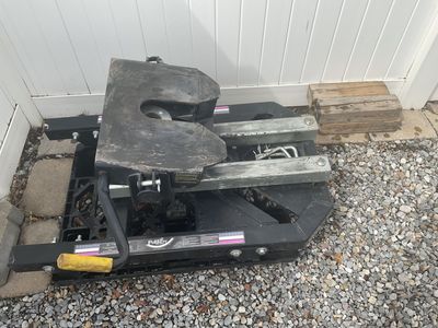 Fifth wheel slider hitch