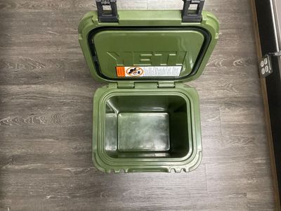 YETI ROADIE 24 COOLER