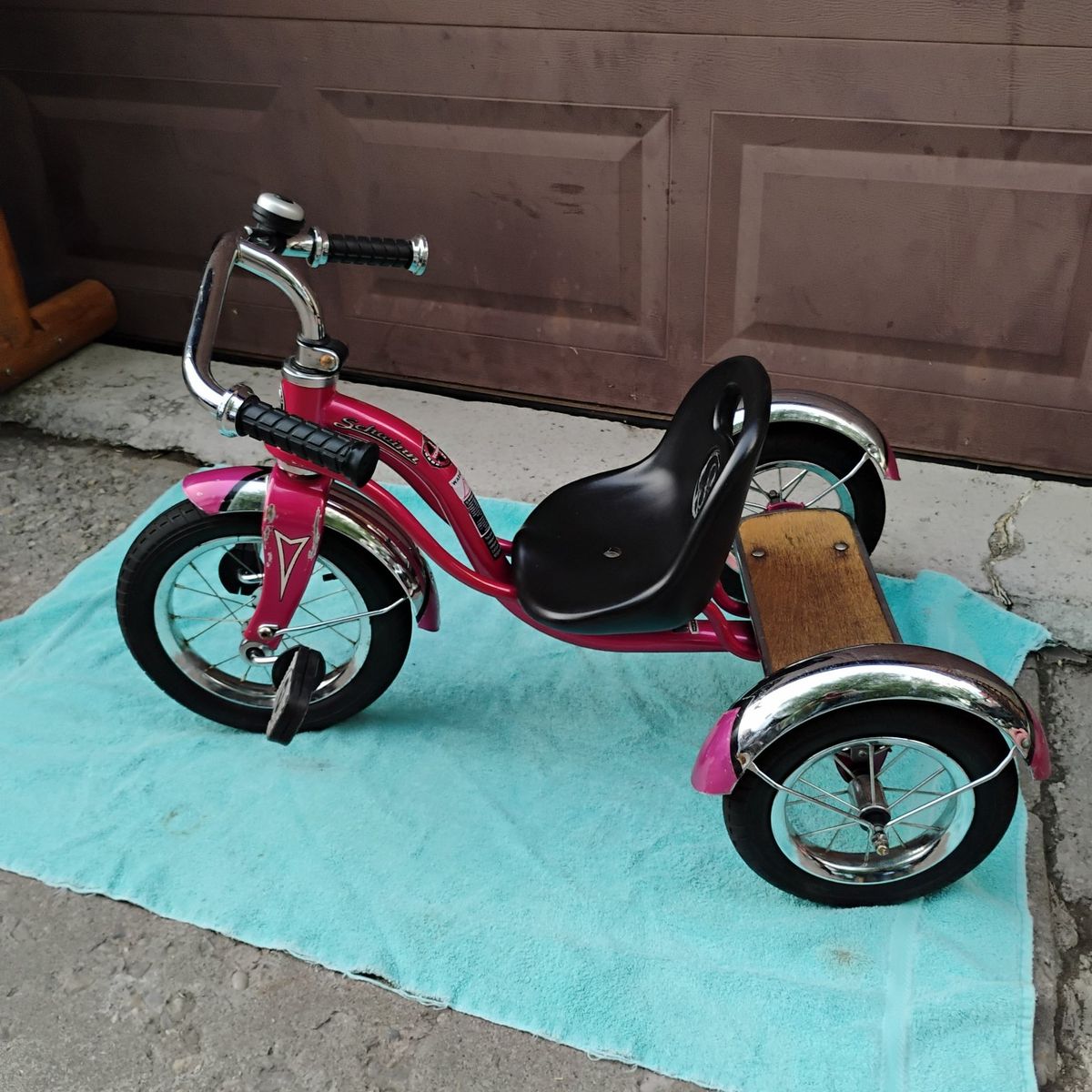 Schwinn Roadster Tricycle Retro -Style Hot Pink 