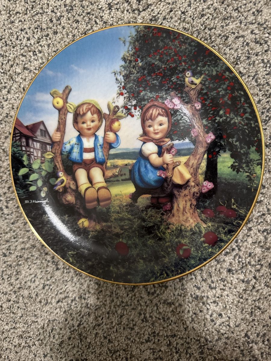 M.J. Hummel "Apple Tree Boy and Girl" Plate Little Companions Danbury Mint MNS722