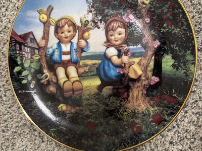 M.J. Hummel "Apple Tree Boy and Girl" Plate Little Companions Danbury Mint MNS722