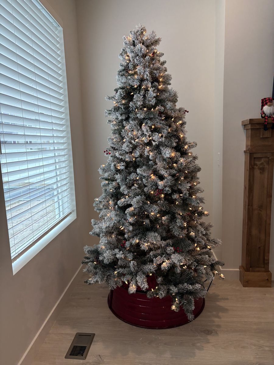 Christmas Tree 7.5’ Flocked