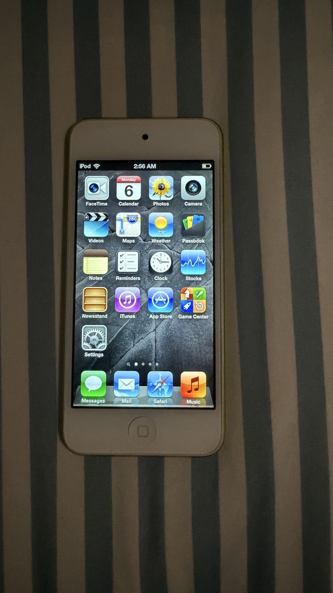 Apple iPod Touch 5th Gen Yellow - iOS 6.1.3