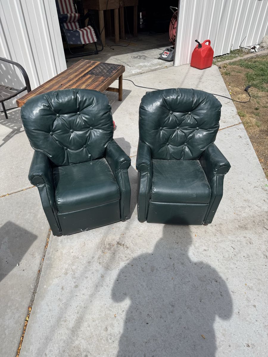 Small kids chairs 
